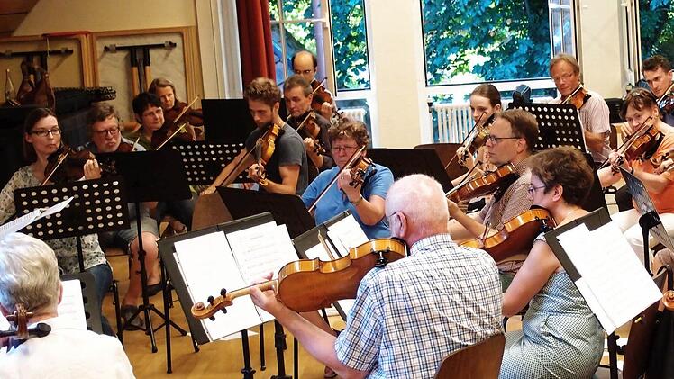 Intensiv bereitet sich das Orchester der "Musikfreunde Neustadt" auf sein Open-Air-Konzert am Sonntag (3. Juli) im Freibad vor.Foto: Jochen Berger
