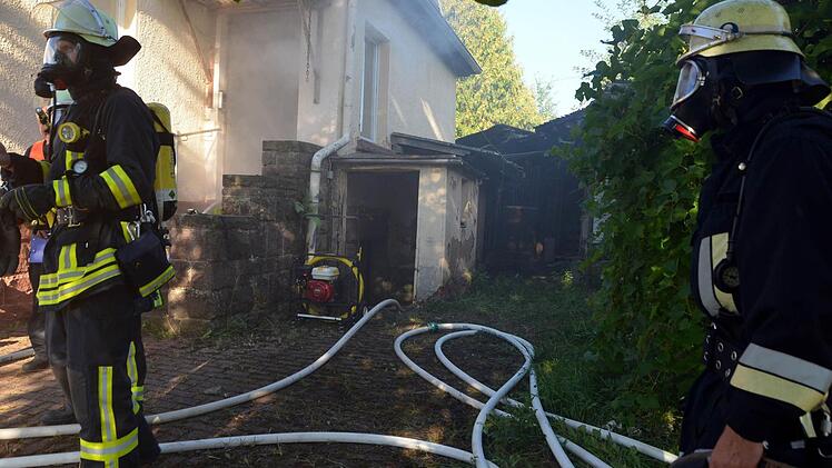Unter realistischen Bedingungen übten die Feuerwehren aus Bad Kissingen, sowie Aschach und Oberthulba den Ernstfall.  Foto: Peter Rauch