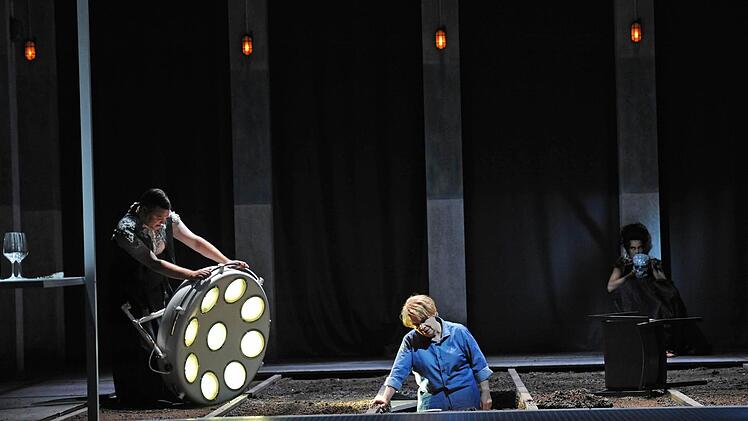 Szene aus Beethovens "Fidelio" am Landestheater Coburg in der Neuinszenierung von Rudolf FreyFoto: Andrea Kremper