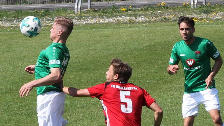 Dauerläufer mit Zug zum Tor: Der Schweinfurter Stürmer Florian Pieper bei der Ballannahme. Seinem Teamkollegen Nikola Jelisic wie dem Ingolstadter Paul Grauschopf bleibt nur der Blick hinterher. Michael Bauer