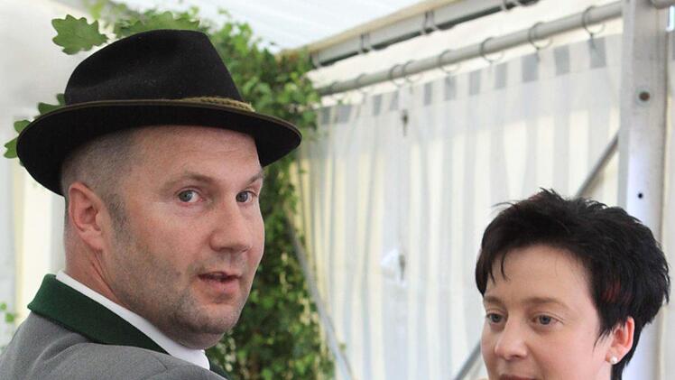 Sportleiter Klaus Daum zeichnete die Vorsitzende Tatjana Daum als Damenkönigin aus.