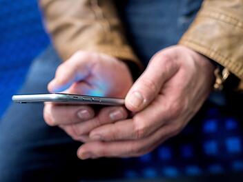 Ein Mann hat am  Montag im Schwimmbad Aquaria mehrere Jungen von unten in Umkleidekabinen gefilmt. Symbolfoto: Hauke-Christian Dittrich/dpa