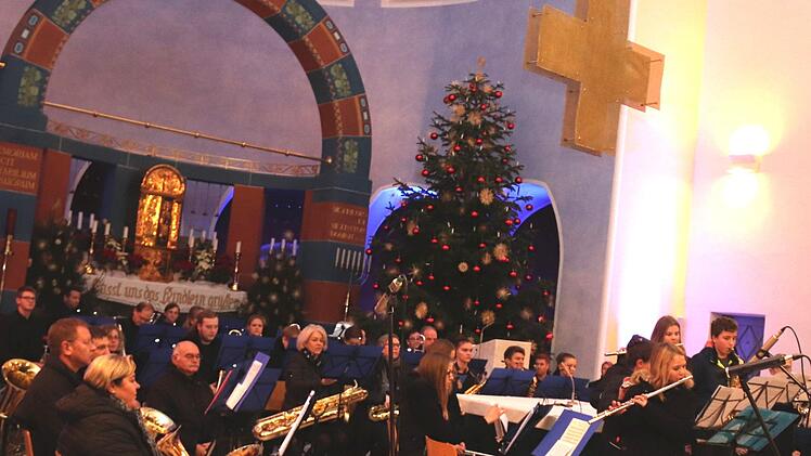 Die Jung-Musikanten, im Hintergrund das gesamte Orchester  Foto: Johanna Blum