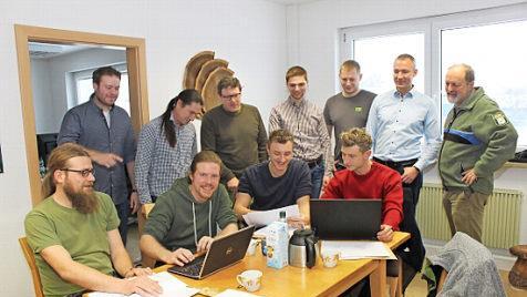 Die Waldbesitzer warteten gespannt auf die Angebote.  Foto: Carmen Schwind