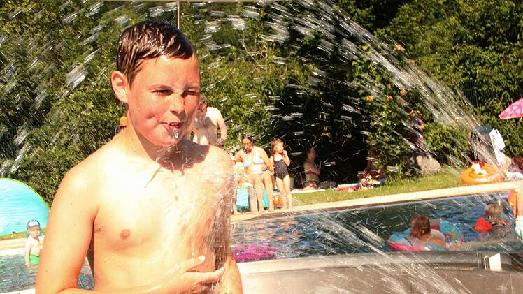 Wer kann, sucht zurzeit ein Freibad auf.  Josef Hofbauer