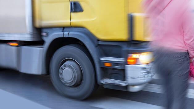 Ein Lkw-Fahrer &uuml;bersah eine Fu&szlig;g&auml;ngerin und &uuml;berrollte diese. Symbolfoto: Pink Badger/Adobe Stock
