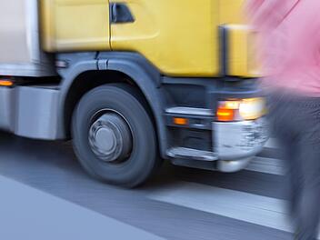 Ein Lkw-Fahrer übersah eine Fußgängerin und überrollte diese. Symbolfoto: Pink Badger/Adobe Stock