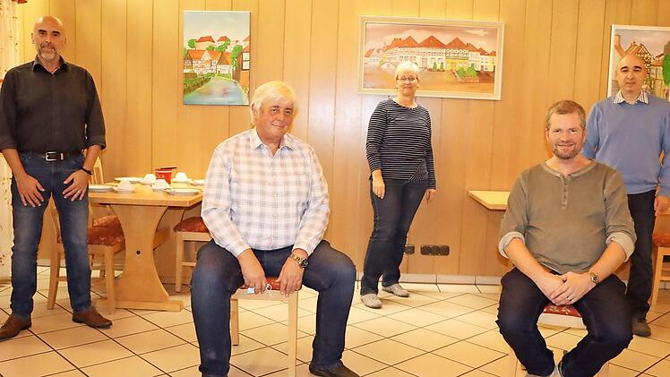 Der F&ouml;rderverein Kuno-Mare hat gew&auml;hlt. Im Bild (von links) der scheidende Vorsitzende Michael Fraunholz, sein Nachfolger Volker Thorm&auml;len, Beir&auml;tin Martina Schnapp, Zweiter Vorsitzender Manfred Weigand und der scheidende Schatzmeister Volker Schindhelm Foto: R. Dietz