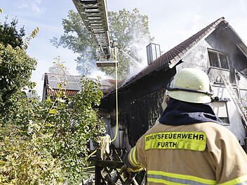 Motorroller fängt Feuer: Flammen greifen auf Wohnhaus über