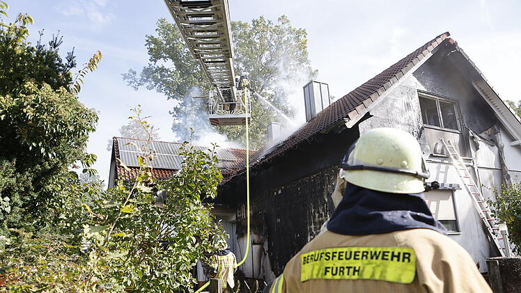 Motorroller fängt Feuer: Flammen greifen auf Wohnhaus über