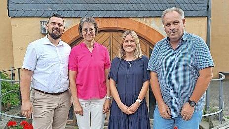 B&uuml;rgermeister Thomas Henfling (von links) verabschiedete die Leiterin des Z&uuml;ntersbacher Kindergartens, Gisela Zeller. Zum Ruhestand gratulierten auch Personalr&auml;tin Laura Pecher und Uwe Ziegler (Sachgebietsleiter Jugend und Soziales).