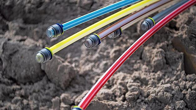 Glasfaserkabel liegen auf einer Baustelle.