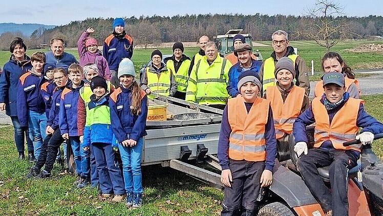 Unter anderem hat die Kinderfeuerwehr Wollbach sich an der Müllsammelaktion Rama Dama beteiligt. Die fleißigen Helferinnen und Helfer haben unter anderem auch asbesthaltige Dachplatten gefunden.