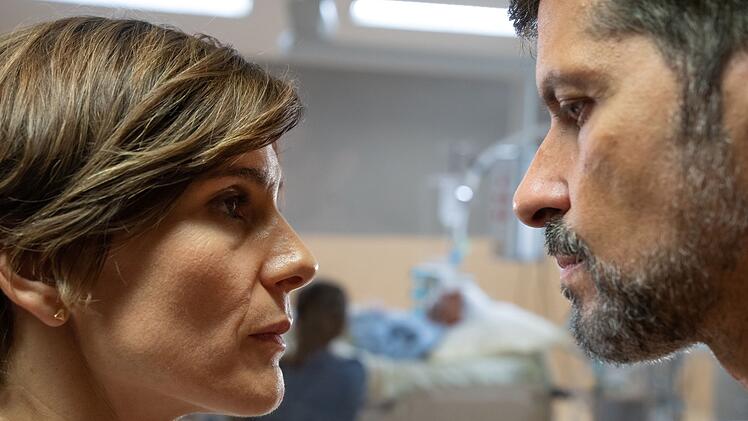 Claire Lannoy (Christina Hecke) und ihr Lebensgefährte Kommissar Dupin (Pasquale Aleardi) bangen um den schwerverletzten Kadeg (Jan Georg Schütte).
