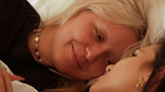 In Folge vier des queeren Datingformats "Princess Charming" (RTL+) lädt Nessi (vorne) Kandidatin Lotti spontan zum ersten Übernachtungsdate.