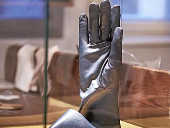 Die „letzten Erlanger Handschuhe“, 2019 von Jürgen Pfeiffer gefertigt.
