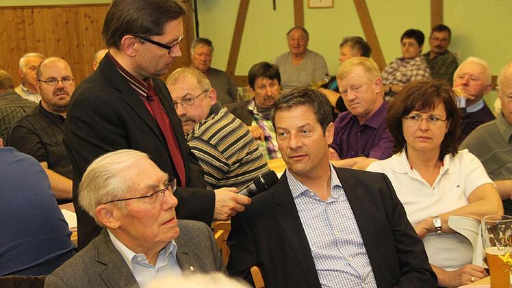 "Die blasen mit Tempo 70 da durch" - sagt der Kirchleuser Gunter Wolf zur Verkehrssituation.