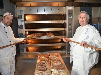 Florian Barnickel (links) und Waldemar Schelhorn arbeiten noch gemeinsam in der Backstube. In absehbarer Zeit wird Florian Barnickel, als Nachfolger seines Meisters, die Bäckerei Schelhorn übernehmen. Foto: Karl-Heinz Wagner