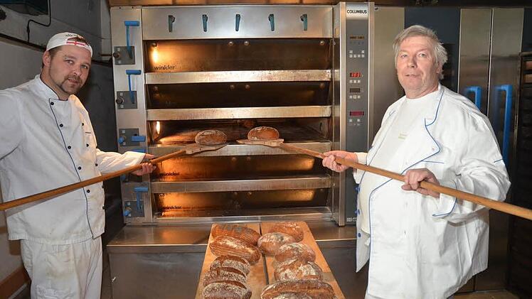 Florian Barnickel (links) und Waldemar Schelhorn arbeiten noch gemeinsam in der Backstube. In absehbarer Zeit wird Florian Barnickel, als Nachfolger seines Meisters, die Bäckerei Schelhorn übernehmen. Foto: Karl-Heinz Wagner