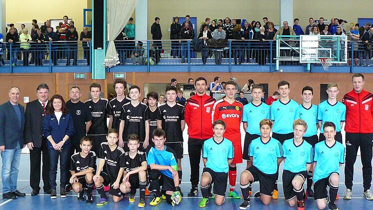 Die beiden Endspielteilnehmer der C-Junioren. Links die zweitplatzierte JFG Maintal/Friesenbachtal, rechts der Turniersieger JFG Schiefe Ebene mit ihrem Betreuern. Mit im Bild von links Marktleugasts Bürgermeister Franz Uome, Landrat Klaus Peter Söllner und die JFG-Vorsitzende Karin Thomas. Foto: Klaus-Peter Wulf