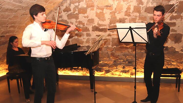 JesKo Fröhlich und Dominik Schwägerl (r.), am Flügel Anja Schaller  Foto: Johanna Blum