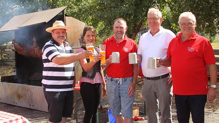 Auf ein gutes Gelingen des 21. Flößerfestes stoßen hier an (von links) Thomas Pflaum, Isabella Friedrich, Alois Böhnlein, Alfons Geisel und Werner Geisel. Foto: Günther Geiling