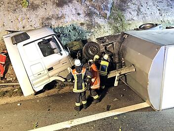 F&uuml;r den Fahrer des v&ouml;llig zerst&ouml;rten Lastwagens kam jede Hilfe zu sp&auml;t. Foto: News5/Merzbach