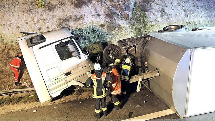 F&uuml;r den Fahrer des v&ouml;llig zerst&ouml;rten Lastwagens kam jede Hilfe zu sp&auml;t. Foto: News5/Merzbach