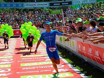 Als Zweiter lief der Michelauer Andreas Dreitz im vergangenen Juli in Roth unter dem Applaus der begeisterten Fans in Ziel.  Foto: Challenge Roth
