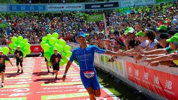 Als Zweiter lief der Michelauer Andreas Dreitz im vergangenen Juli in Roth unter dem Applaus der begeisterten Fans in Ziel.  Foto: Challenge Roth