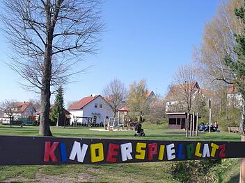 Die "Bürgerinitiative Leimersfeld" sowie weitere Bürger hatten Widersprüche, Einwände, Bedenken, Anregungen und 49 Unterschriften gegen einen Kindergartenneubau auf dem Spielplatz in der Dalherdaer Straße eingereicht. Die Gemeinde ist sich der Konsequenzen für das Wohngebiet zwar bewusst, doch haben die Einwände keine Auswirkungen auf die Baupläne der Gemeinde. Foto : Stephanie Elm