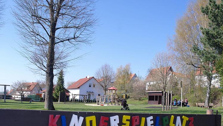 Die "Bürgerinitiative Leimersfeld" sowie weitere Bürger hatten Widersprüche, Einwände, Bedenken, Anregungen und 49 Unterschriften gegen einen Kindergartenneubau auf dem Spielplatz in der Dalherdaer Straße eingereicht. Die Gemeinde ist sich der Konsequenzen für das Wohngebiet zwar bewusst, doch haben die Einwände keine Auswirkungen auf die Baupläne der Gemeinde. Foto : Stephanie Elm