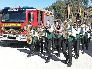 Begleitet von z&uuml;nftiger Blasmusik wurde das neue Feuerwehrauto der FFW Steinfeld seiner Bestimmung &uuml;bergeben.  Foto: Joseph Beck