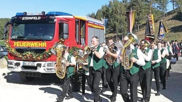 Begleitet von z&uuml;nftiger Blasmusik wurde das neue Feuerwehrauto der FFW Steinfeld seiner Bestimmung &uuml;bergeben.  Foto: Joseph Beck