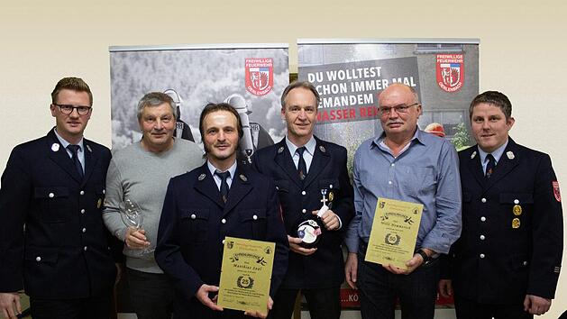 Kommandant Michael Kuhn (von links) ehrte die langj&auml;hrigen Mitglieder Ottmar Kuhn, Matthias Saal, Bernd Stahl, Willi Hemmerich und Stellvertretender Kommandant Sebastian Thein .  Foto: Thomas Ulsamer