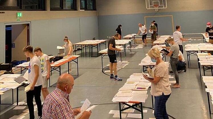 Zahlreiche Tische quollen über von hunderter Notenblätter, die in einer großen Noten-Aussortieraktion von den Riedenberger Musikanten alphabetisch abgelegt wurden. Foto: Evelyn Schneider