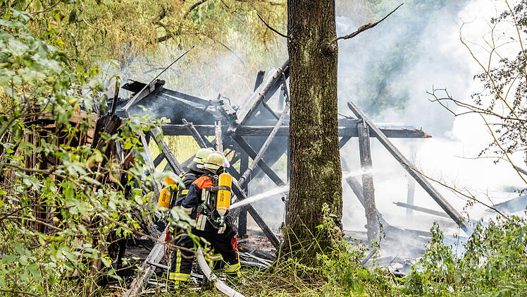 Scheune am Waldrand brennt aus