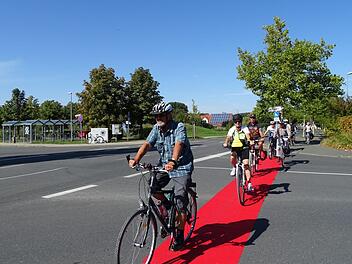Auf der Erlanger Stra&szlig;e an der Kreuzung   mit der Henkerstegstra&szlig;e/Zu den Heuwiesen fuhren die Radfahrer auf dem roten Teppich, um auf die Verkehrssituation hinzuweisen. Foto:  Karin Weber