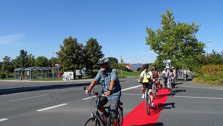 Auf der Erlanger Straße an der Kreuzung   mit der Henkerstegstraße/Zu den Heuwiesen fuhren die Radfahrer auf dem roten Teppich, um auf die Verkehrssituation hinzuweisen. Foto:  Karin Weber