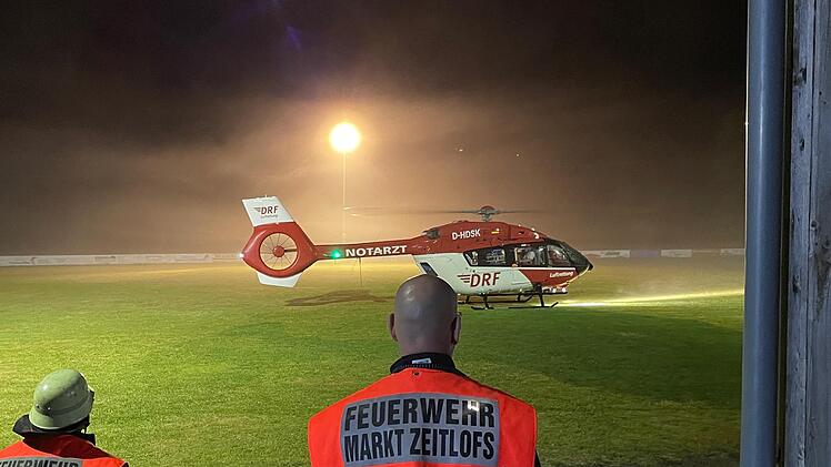 Noch in der Nacht landete am 15. August der Rettungshubschrauber auf dem Sportplatz in Zeitlofs, um den schwerverletzten 19-Jährigen in die Klinik zu bringen.