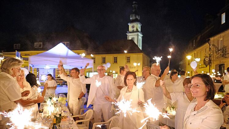 "Diner en blanc" in Stadtsteinach. Foto: Klaus Rößner