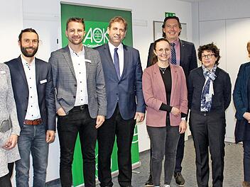 Sabrina Förtsch, Andreas Nagel, Jacob Lösel, Hermann Ulm, Julia Schaller, Klaus Knorr, Bärbel Matiaske und Christiane Fleischmann (von links) lobten den Gesundheitsbericht der AOK für den Landkreis Forchheim.