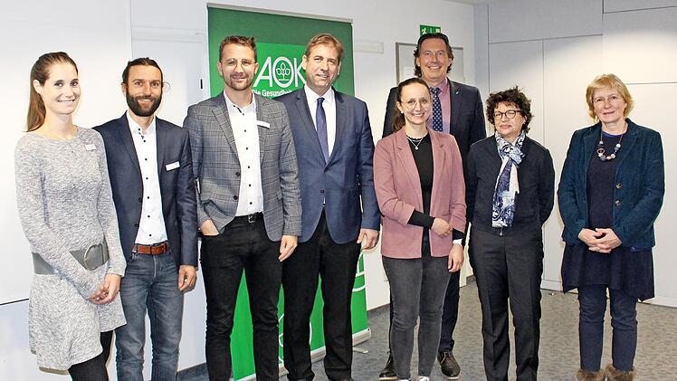 Sabrina Förtsch, Andreas Nagel, Jacob Lösel, Hermann Ulm, Julia Schaller, Klaus Knorr, Bärbel Matiaske und Christiane Fleischmann (von links) lobten den Gesundheitsbericht der AOK für den Landkreis Forchheim.