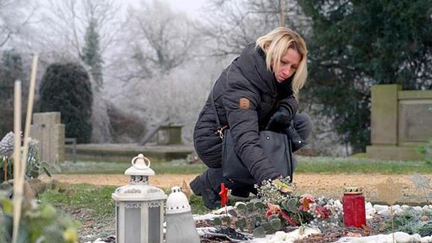 Joanna am Grab ihres getöteten Sohnes Philipos.