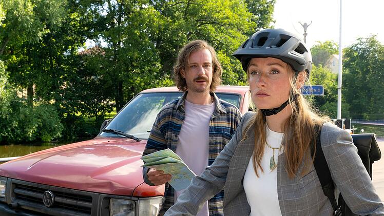 Marie (Marie von Reibnitz) kann noch im letzten Moment einen Unfall mit Simon (Max Rothbart) verhindern.