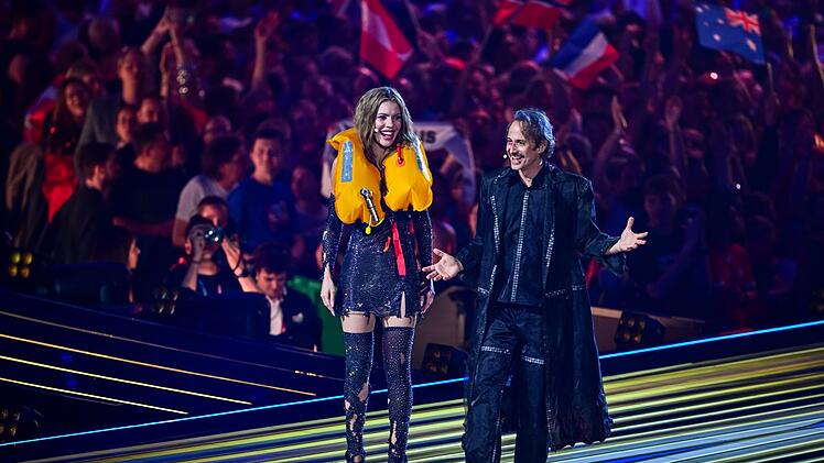 Victoria Swarovski und Michael Ostrowski starten mit einer Persiflage auf JJs "Wasted Love".