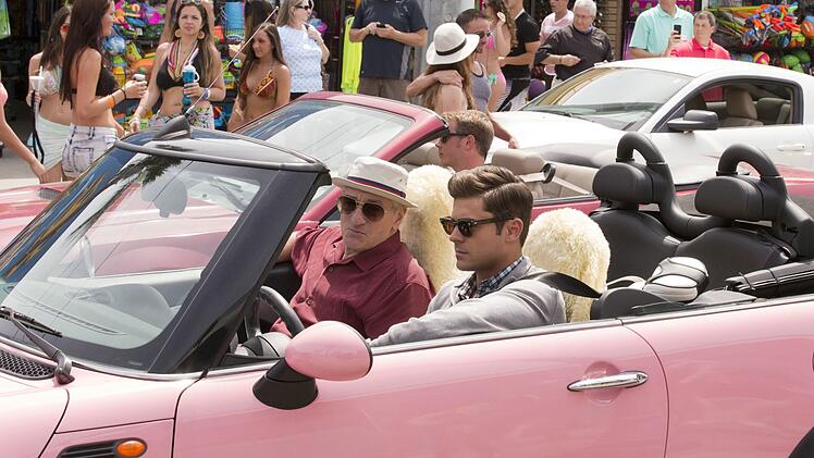 Was ein hei&szlig;er Schlitten: Jason (Zac Efron, rechts) und Dick (Robert De Niro, links) sind in einem rosa Mini Cooper unterwegs.