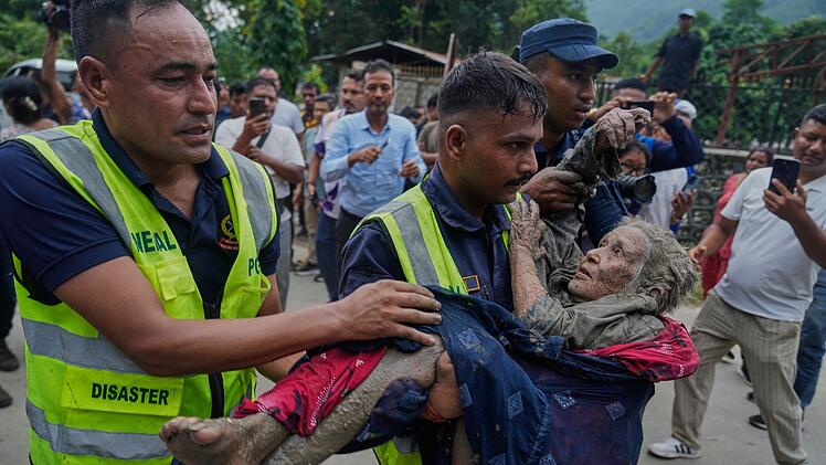 Sturzflut an Grenze zwischen China und Nepal