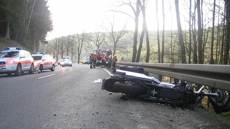 Drei Schwerstverletzte sind das Ergebnis eines Motorradunfalls am Sonntag. Foto: Alexander Löffler