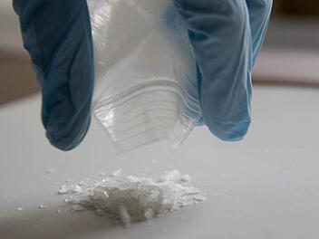 Sieht harmlos aus, ist aber eine gefährlich Droge: Crystal Speed. Wegen Handeltreibens mit diesem Rauschgift wurde jetzt ein 25-Jähriger vom Amtsgericht Kulmbach zu einer Geldstrafe in Höhe von 2000 Euro verdonnert. Foto: Archiv